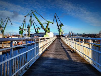 Montaż konstrukcji kładki na przystanku SKM Gdańsk Stocznia