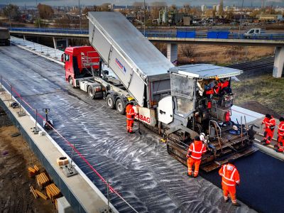 Ułożono naiwerzchnię na estakadzie  na ul. Elbląskiej